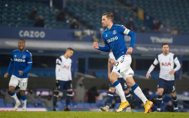 查尔顿官方：在昨日英冠比赛中一名球迷突发疾病不幸离世